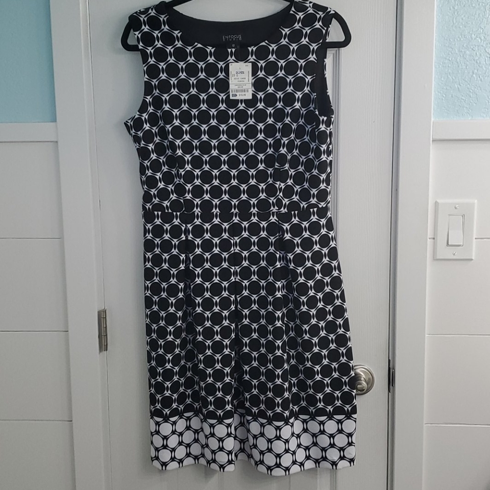 NWT Black & white sleeveless geometric print dress